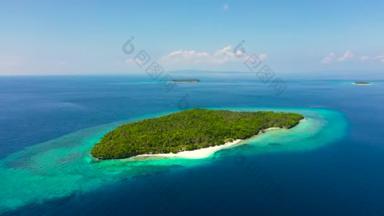 热带岛屿上完美的白色沙滩。菲律宾马哈巴岛。海景与岛屿。暑假和旅行假期的概念.